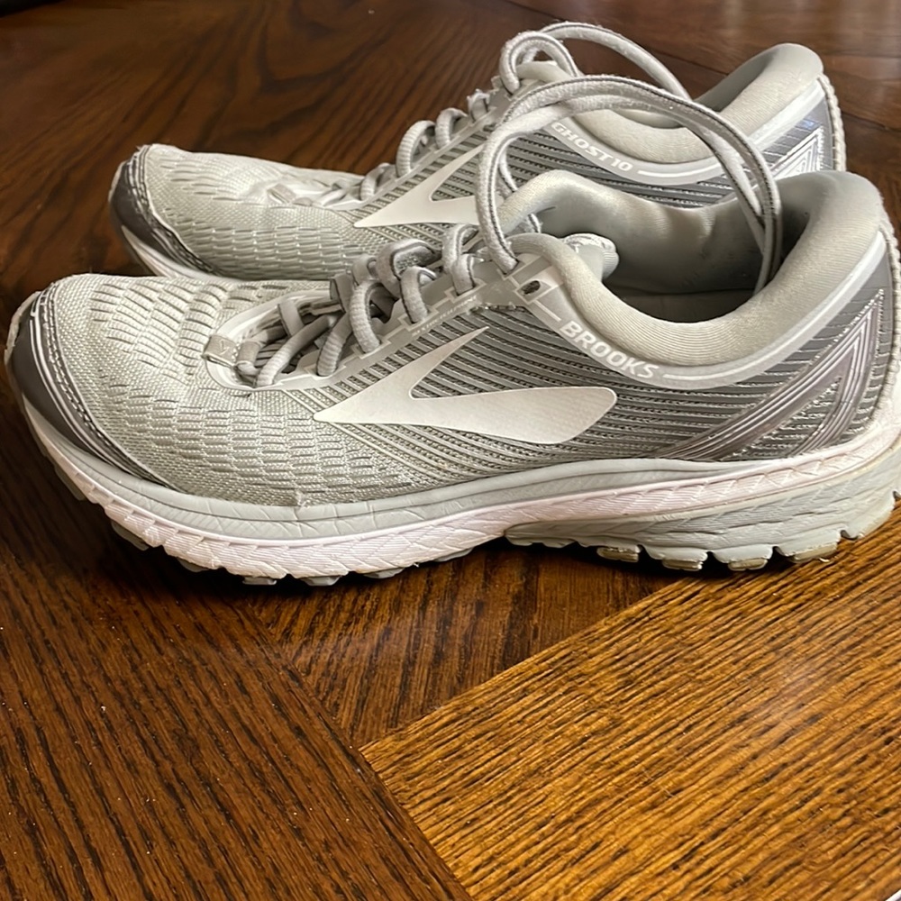 Women’s size 8 Brooks Ghost 10 tennis shoe